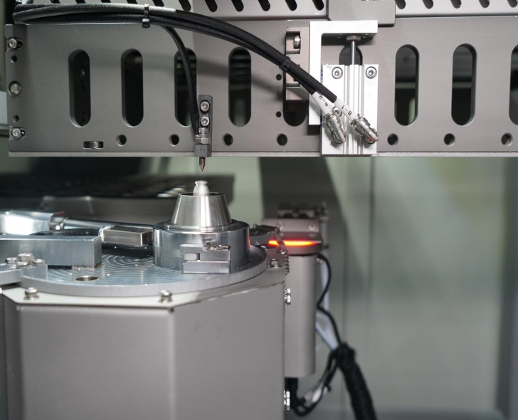 Sonda de calibração da altura de onda posicionada sobre o bico de solda